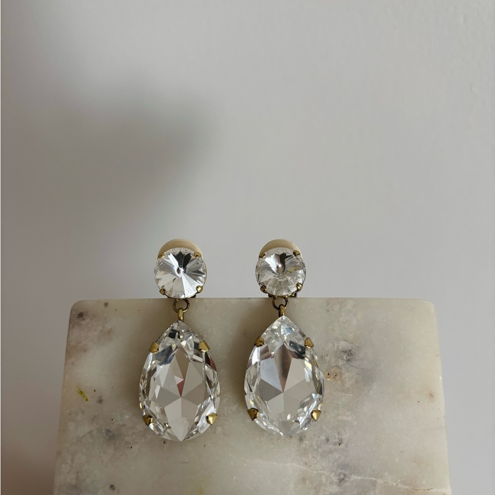 Crystals clip-on earrings with satin gold plating.